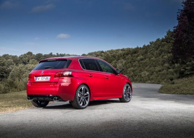 Peugeot 308 GTi ön üç çeyrek görünümü