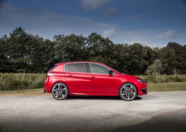 308 GTi arka üç çeyrek görünümü