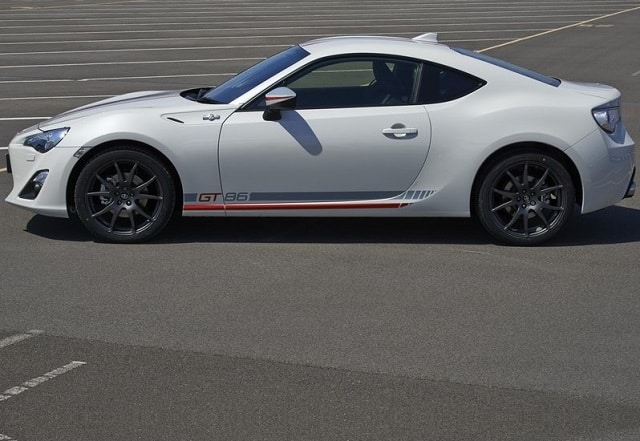 Toyota GT86 Blanco yan gövde şeritleri ve coupe profili