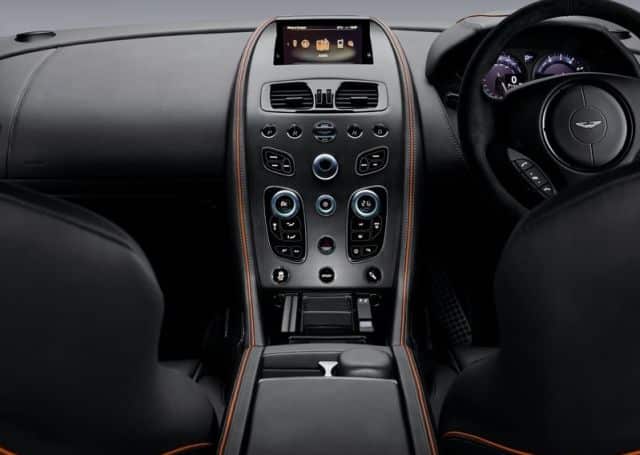 Aston Martin DB9 GT orta konsol ve AMi II ekranı