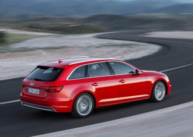 Audi A4 Avant yolda arka üç çeyrek sürüş görünümü