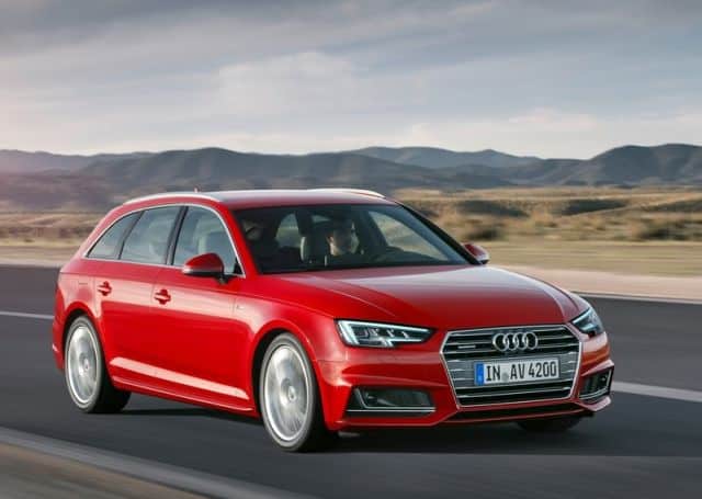 Audi A4 Avant yolda ön üç çeyrek sürüş görünümü