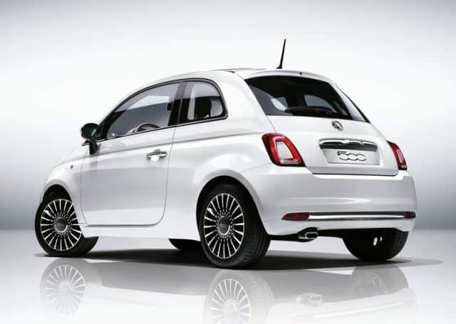Yenilenen Fiat 500 beyaz hatchback arka üç çeyrek görünümü