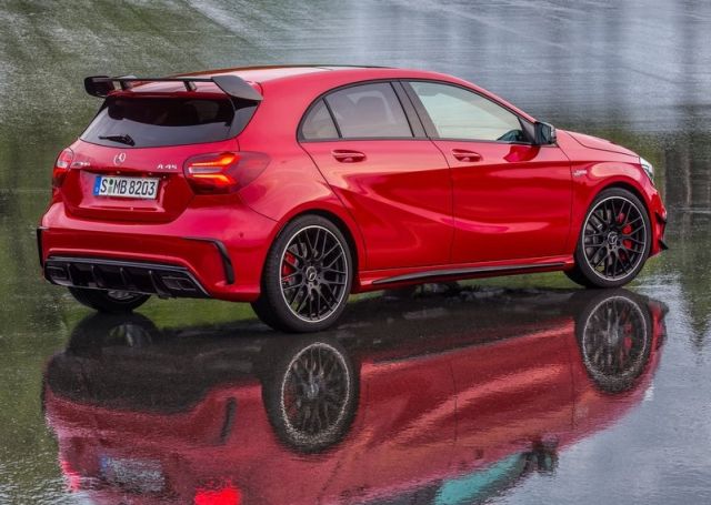 A 45 4MATIC kırmızı gövde arkadan üç çeyrek görünüm