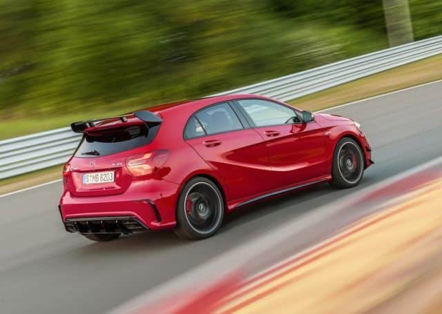 A 45 4MATIC kırmızı hatchback pistte arkadan görünüm