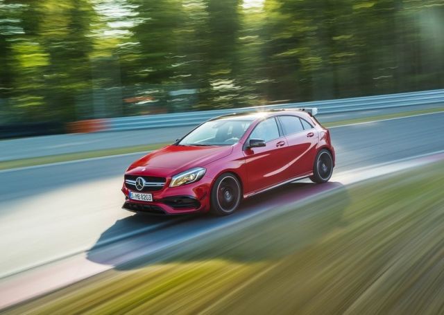 A 45 4MATIC kırmızı hatchback pistte önden görünüm