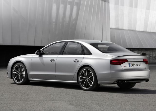 Audi S8 plus arka üç çeyrek görünüm