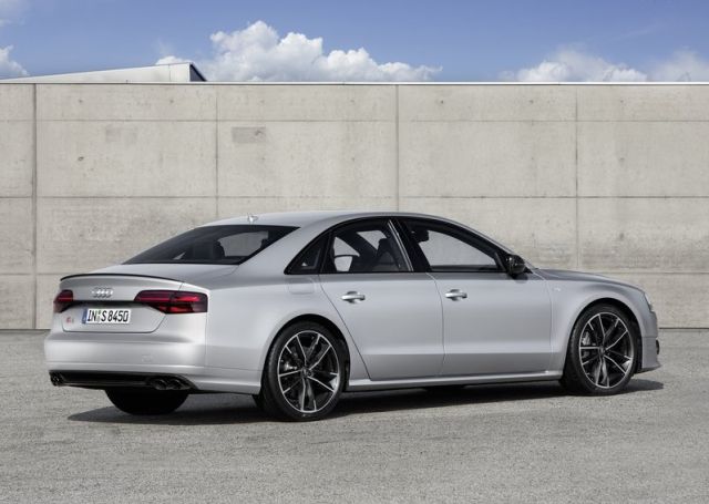 Audi S8 plus arka görünüm