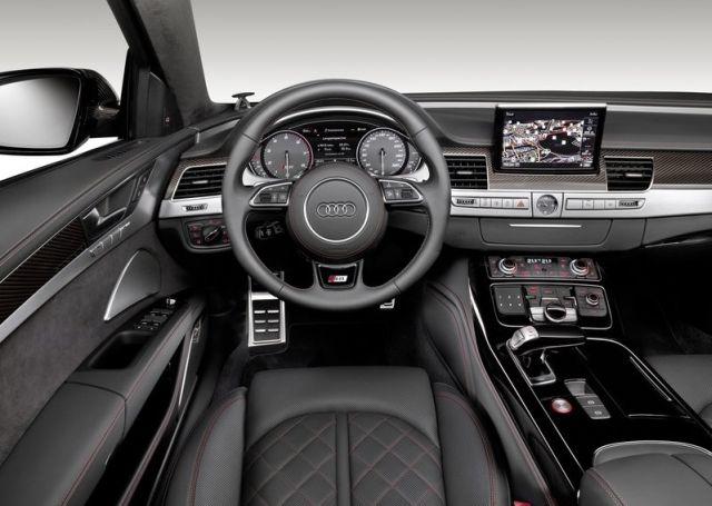 Audi S8 plus jant ve yan görünüm