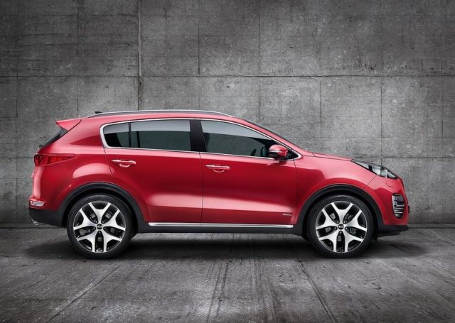 Kia Sportage kırmızı SUV yan profil görünümü