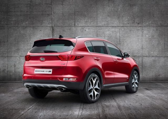 Kia Sportage kırmızı SUV arkadan üç çeyrek görünüm