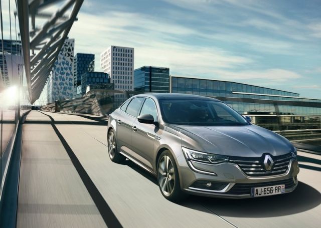 Renault Talisman yolda ön üç çeyrek görünüm