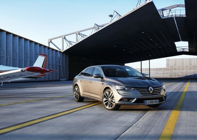 Renault Talisman havaalanında ön üç çeyrek görünüm