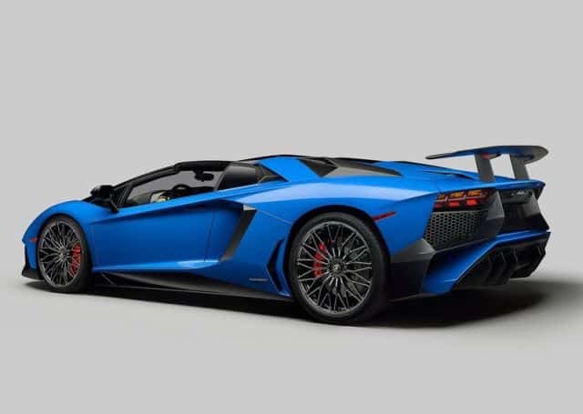 Aventador Superveloce Roadster V12 süper otomobil görünümü