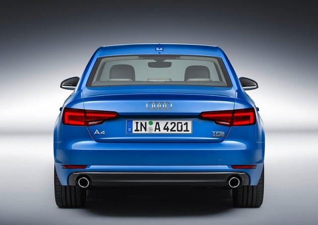 Audi A4 sedan arkadan görünüm TFSI quattro rozetleri