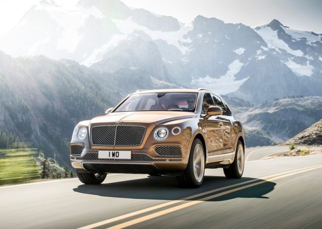 Bentley Bentayga arka üç çeyrek görünümü