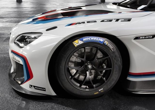 BMW M6 GT3 yarış otomobili ön üç çeyrek görünümü