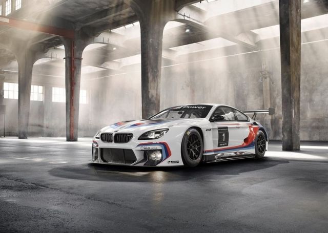 M6 GT3 yarış otomobili gövde ve aerodinamik detayları