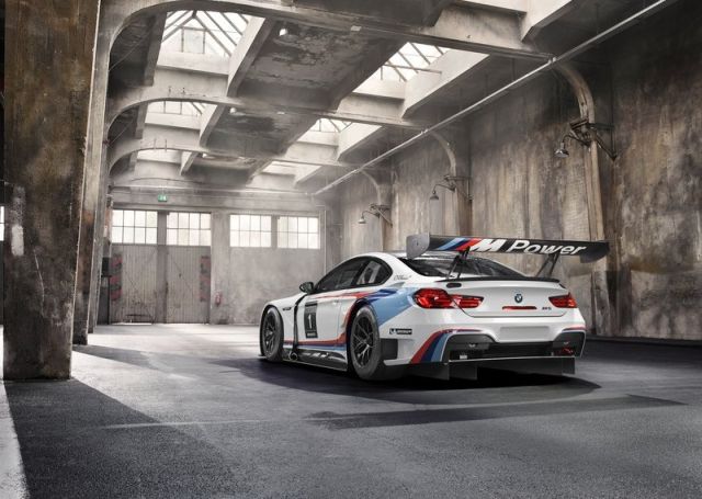 M6 GT3 yarış otomobili yan profil görünümü