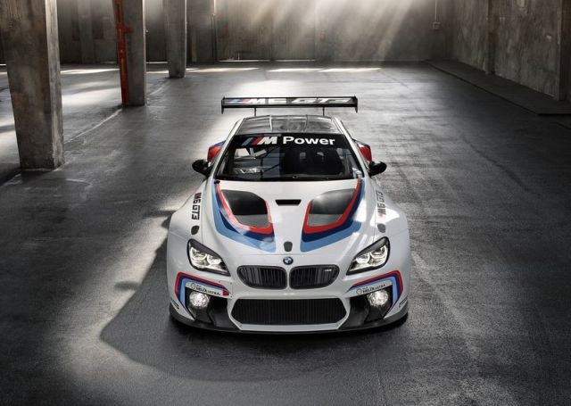 M6 GT3 yarış otomobili arka bölüm görünümü
