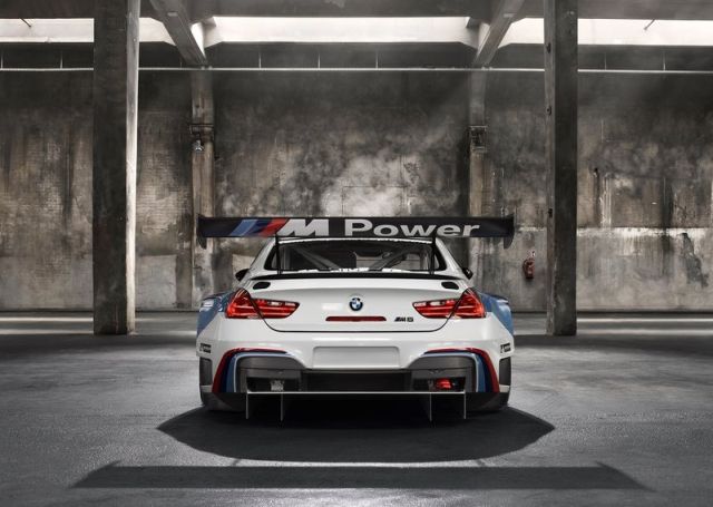 M6 GT3 yarış otomobili pist odaklı gövde görünümü