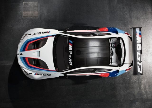 M6 GT3 GT yarış otomobili arka üç çeyrek görünümü