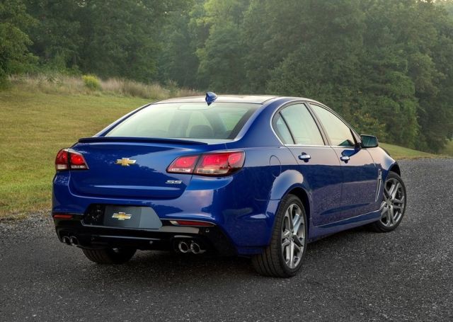 Chevrolet SS arka üç çeyrek görünümü ve dört egzoz çıkışı