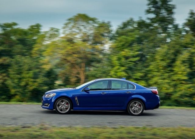 Chevrolet SS hareket halinde yan profil görünümü