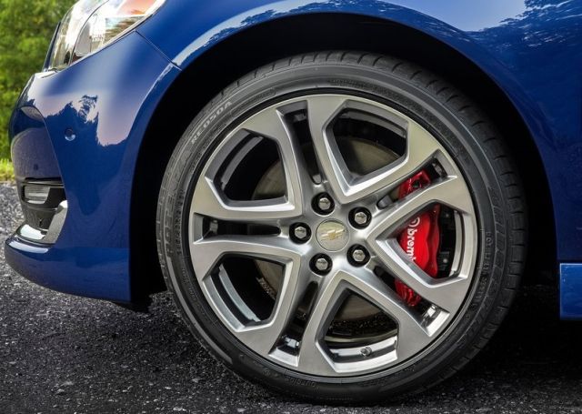 Chevrolet SS 19 inç jant ve kırmızı Brembo fren kaliperi