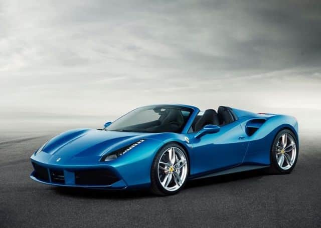 2016 Ferrari 488 Spider ön üç çeyrek görünümü