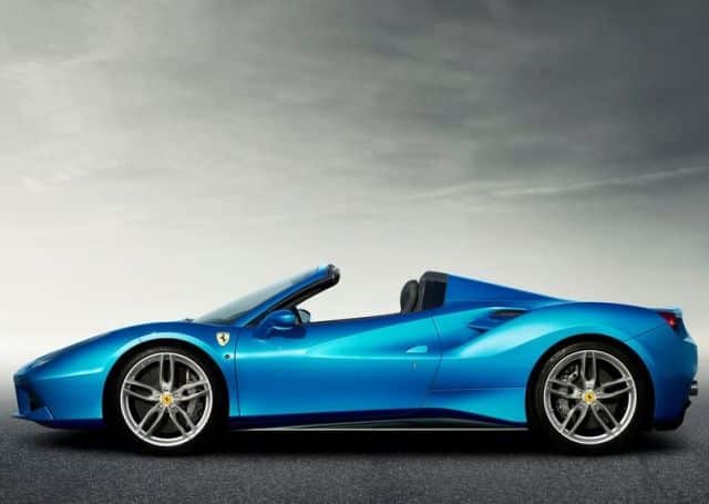 Ferrari 488 Spider yandan görünüm