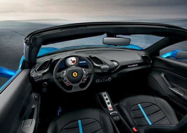 Ferrari 488 Spider açık tavanlı arka görünüm