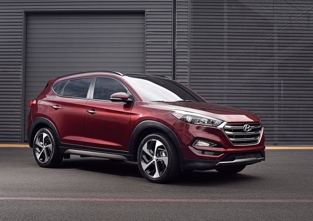 Hyundai Tucson kırmızı gövde ön üç çeyrek görünümü