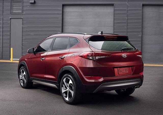 Hyundai Tucson kırmızı gövde arka üç çeyrek görünümü