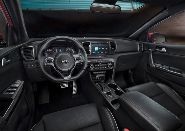 Kia Sportage dördüncü nesil arka üç çeyrek görünüm