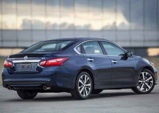 Nissan Altima SR arka üç çeyrek görünümü