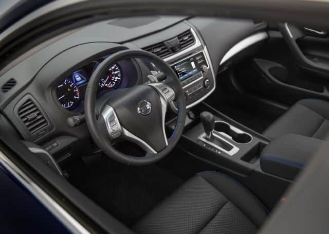 Nissan Altima SR iç mekan ve direksiyon kulakçıkları