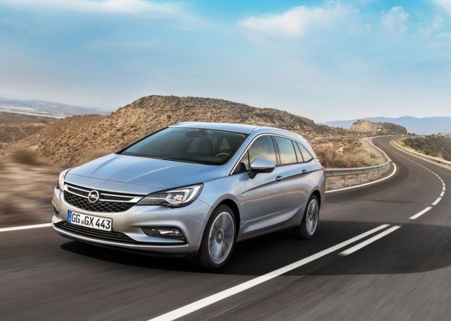 Astra K Sports Tourer yan ve arka gövde görünümü