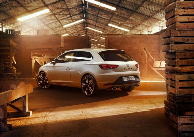 Leon CUPRA 290 SC arkadan üç çeyrek görünüm