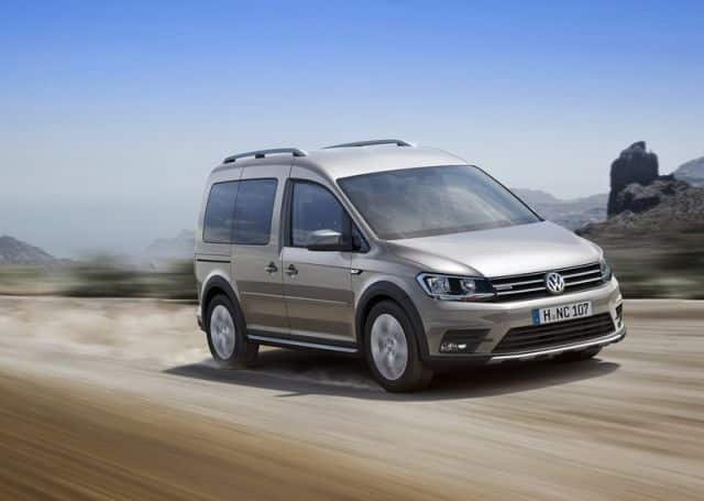 Caddy Alltrack yan gövde ve siyah çamurluk kaplamaları