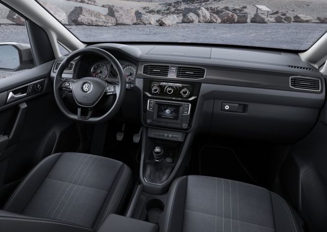 Caddy Alltrack ön üç çeyrek görünüm ve tavan rayları