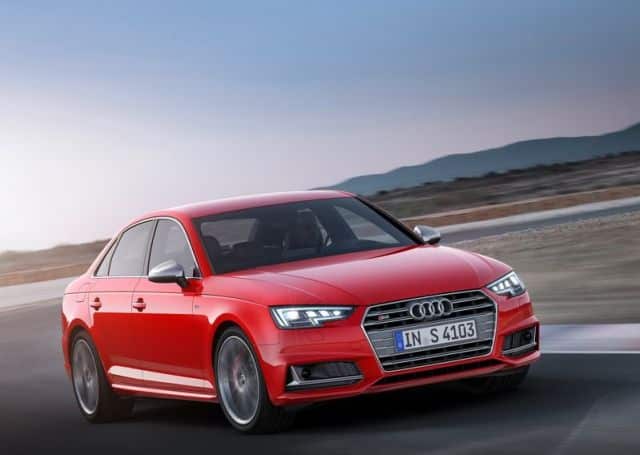 Audi S4 yan görünüm arşiv görseli