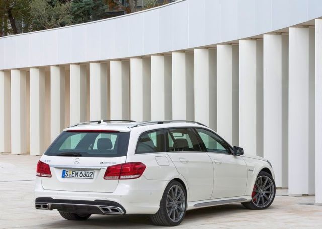 Mercedes E63 AMG Estate beyaz gövde arka üç çeyrek görünüm