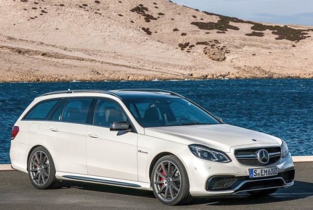 Mercedes E63 AMG Estate beyaz gövde ön üç çeyrek görünüm