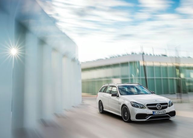 Mercedes E63 AMG Estate beyaz gövde ön görünüm