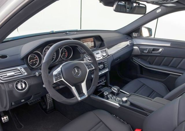 Mercedes E63 AMG Estate kokpit ve ön kabin