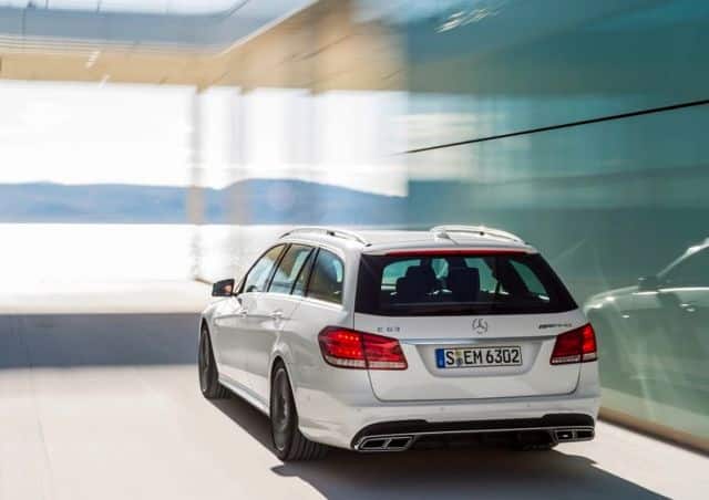 Mercedes E63 AMG Estate arka görünüm ve egzoz çıkışları