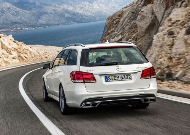 Mercedes E63 AMG Estate hareket halinde arka görünüm