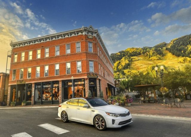 Kia Optima dört kapılı sedan görünümü