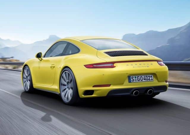 Porsche 911 Carrera 4 yan ve arka gövde görünümü